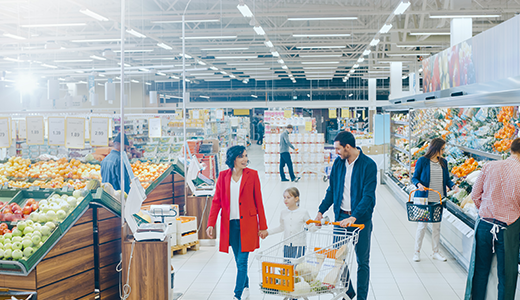 clientes utilizando o melhor sistema para supermercado